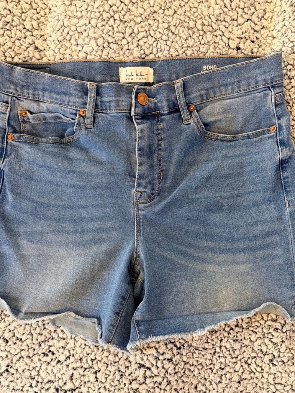 Nicole Miller Soho Denim Shorts Women’s size 8 in Faded Light Blue